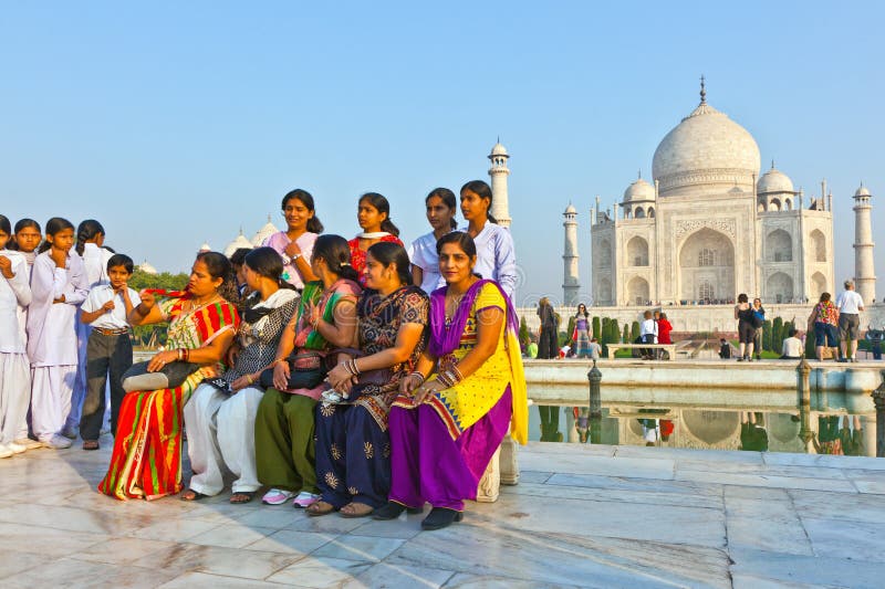 People Visit Taj Mahal in India Editorial Photo - Image of dome, hinduism:  160653721