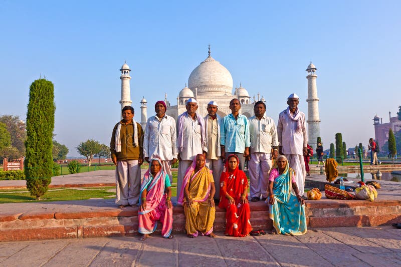 People Visit Taj Mahal in India Editorial Photo - Image of dome, hinduism:  160653721