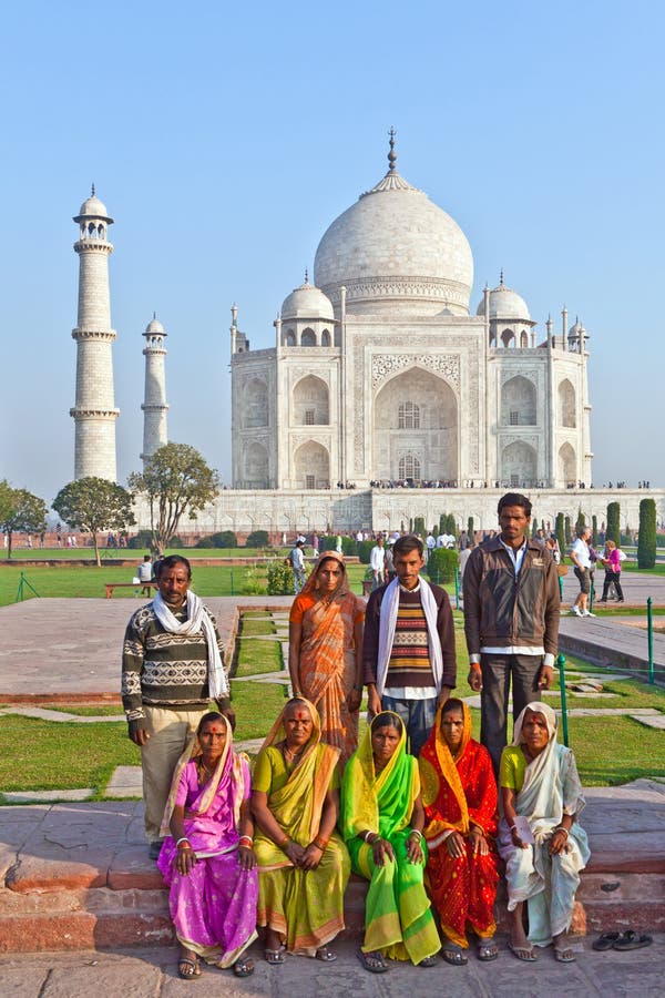 People Visit Taj Mahal in India Editorial Photo - Image of dome, hinduism:  160653721