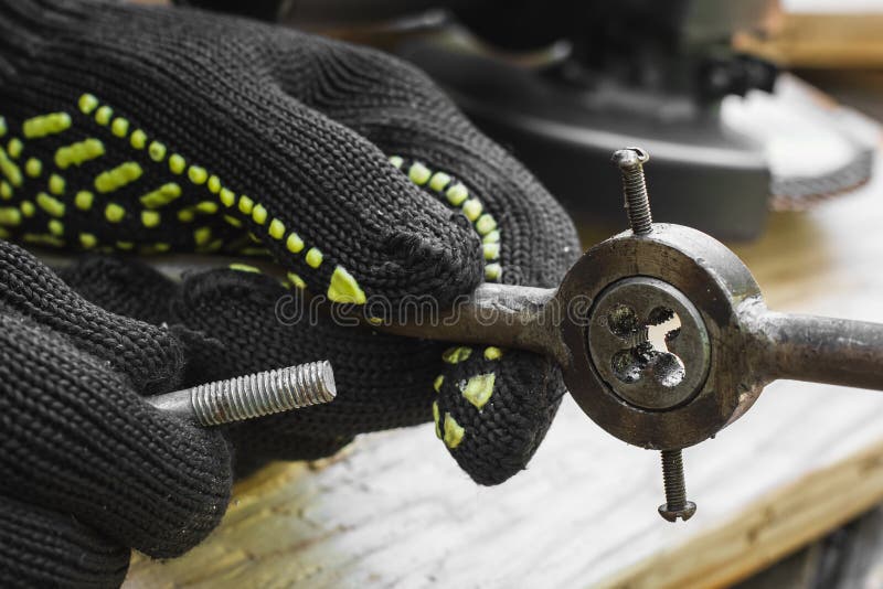 Thread Cutting Process. Tool for Cutting External Threads. Threading