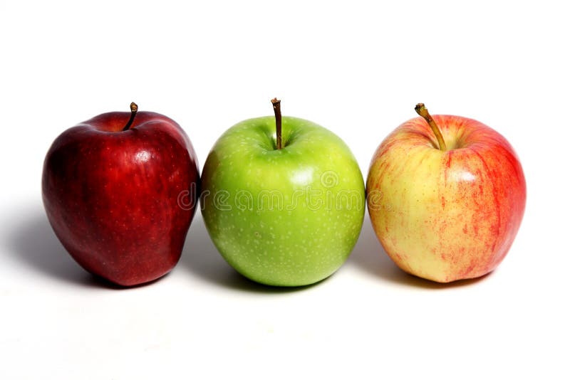 Включи 3 яблока. 3 Яблока. Одно плюс яблоко. 2 Яблока плюс 3 яблока. Три яблока разных цветов на белом фоне.