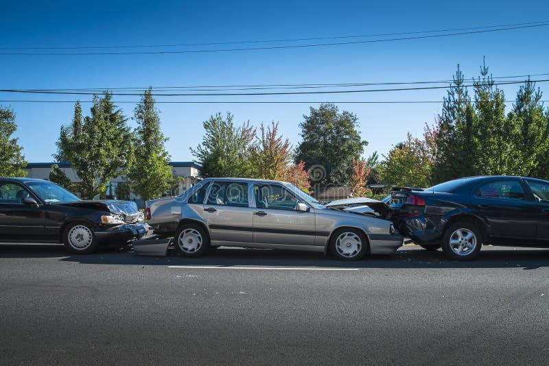 Tres carros involucrado en accidente sobre el la ciudad calles.