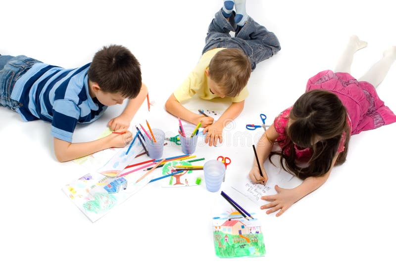Tre bambini felici che si divertono come giaceva sul pavimento e il colore la loro foto preferita con le matite colorate e acqua vernici colorate.