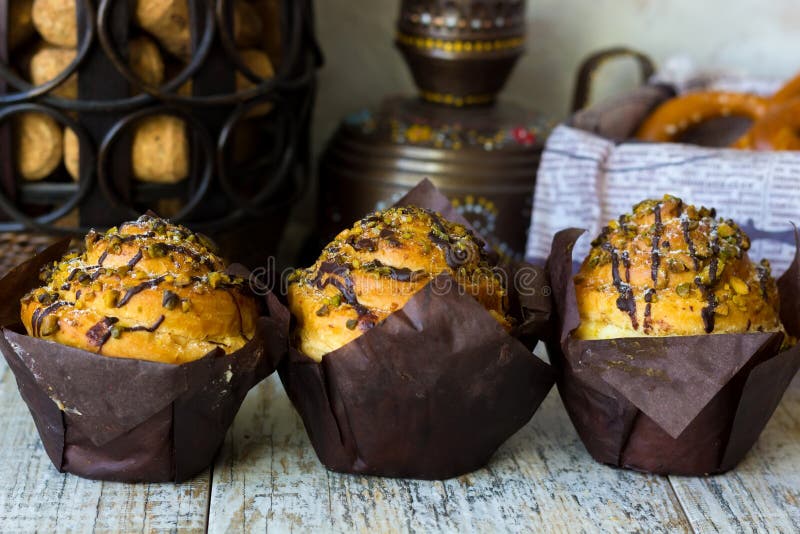 Three crafting muffin with pistachio