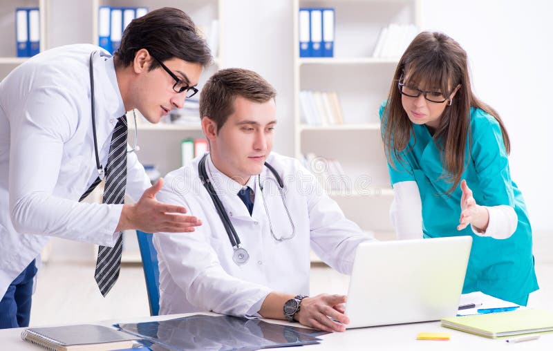 The three doctors discussing scan results of x-ray image stock photography The three doctors discussing scan results of x-ray image stock photography