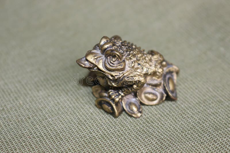 37MM Small Curio Chinese Bronze Animal Golden Toad Spittor Money Wealth Pendant 