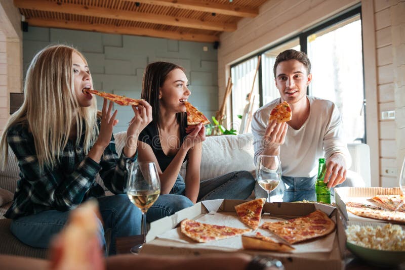 5,000+ Friends Eating Pizza Restaurant Stock Photos, Pictures &  Royalty-Free Images - iStock