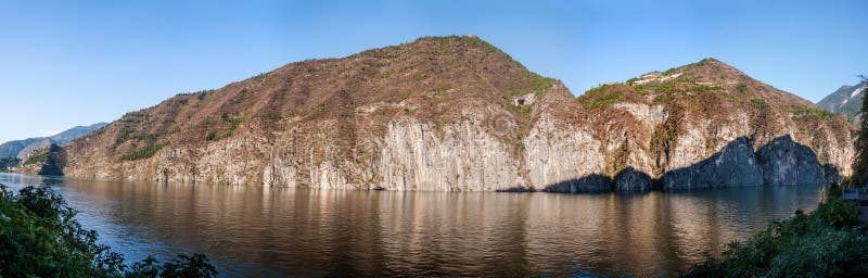 Yangtze River Three Gorges west of Fengjie County in Chongqing Baidicheng, east of Yichang City, Hubei Province, 193 km long, along the two sides Qifeng steep, cliff confrontation, from west to east followed by Qutang Gorge, Wu Gorge, Xiling Gorge. Qutang Gap, such as cutting, towering rock, the cliffs in the cliffs surging torrential flow, since ancient times, there is `dangerous Morrow Jiange, male Mo Ruimen` reputation. Qutang Gorge attractions, and more concentrated, visitors will be said. Gap of the upper reaches of the ancient city of Fengjie, eight array map, fish complex tower. Gap within the north shore of the top of the cultural relics collection of many Baidicheng, breathtaking ancient plank road, mysterious windbox gorge; South Bank inscribed wall full of pink wall, full of legend Mengliang ladder, hanging hanging monk, armor Holes, caves, springs, and so on. Not far from the south bank of the windbox gorge, there is a strange shaped peaks, protruding riverside, called `rhinoceros full moon`, vivid. From Baidicheng only a few kilometers of Du Fu`s Thatched Cottage site, is the poet unforgettable place. Yangtze River Three Gorges west of Fengjie County in Chongqing Baidicheng, east of Yichang City, Hubei Province, 193 km long, along the two sides Qifeng steep, cliff confrontation, from west to east followed by Qutang Gorge, Wu Gorge, Xiling Gorge. Qutang Gap, such as cutting, towering rock, the cliffs in the cliffs surging torrential flow, since ancient times, there is `dangerous Morrow Jiange, male Mo Ruimen` reputation. Qutang Gorge attractions, and more concentrated, visitors will be said. Gap of the upper reaches of the ancient city of Fengjie, eight array map, fish complex tower. Gap within the north shore of the top of the cultural relics collection of many Baidicheng, breathtaking ancient plank road, mysterious windbox gorge; South Bank inscribed wall full of pink wall, full of legend Mengliang ladder, hanging hanging monk, armor Holes, caves, springs, and so on. Not far from the south bank of the windbox gorge, there is a strange shaped peaks, protruding riverside, called `rhinoceros full moon`, vivid. From Baidicheng only a few kilometers of Du Fu`s Thatched Cottage site, is the poet unforgettable place.