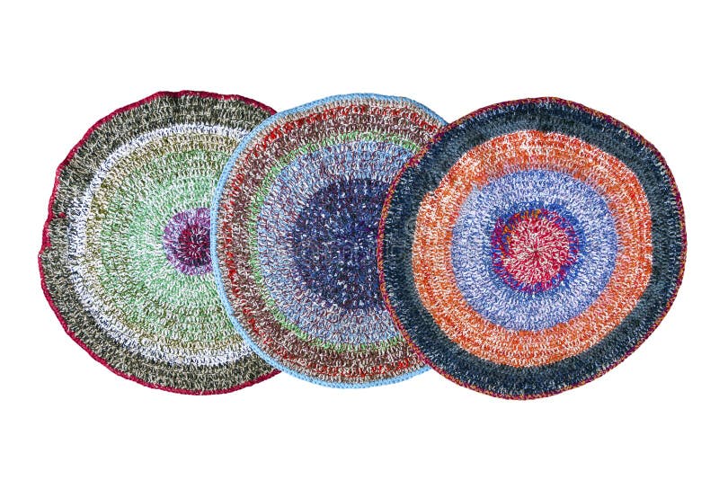 Tre colorato manualmente lavorato a maglia tappeti isolato su sfondo bianco.