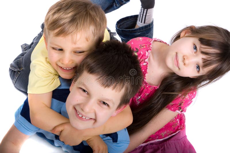 Tre bambini felici di giocare sul pavimento, tutti fratelli e sorelle.