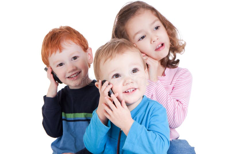 Tri šťastné deti hovoriť na mobilné telefóny.