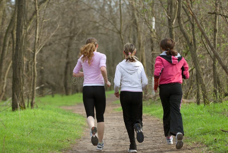 Tres las chicas correr canal.