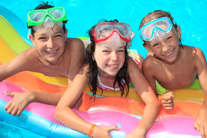 Tři šťastné děti v bazénu.
