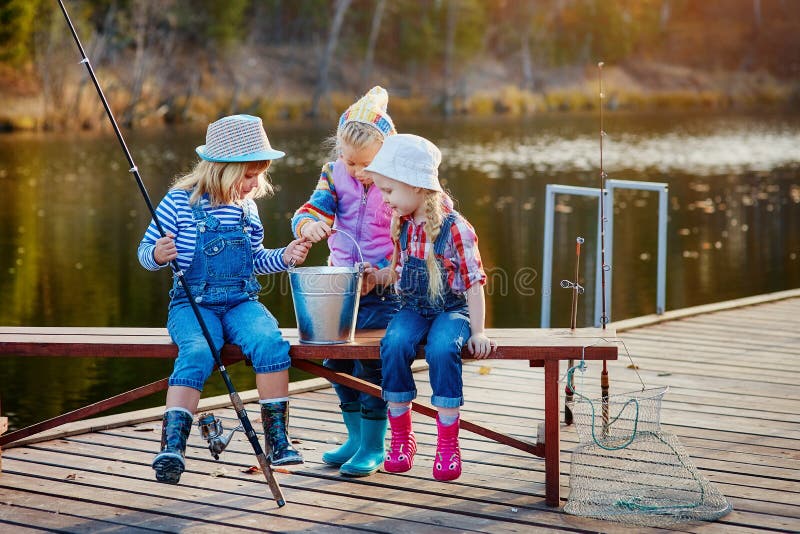 https://thumbs.dreamstime.com/b/three-little-happy-girls-brag-fish-caught-fishing-pole-wooden-pontoon-128806399.jpg