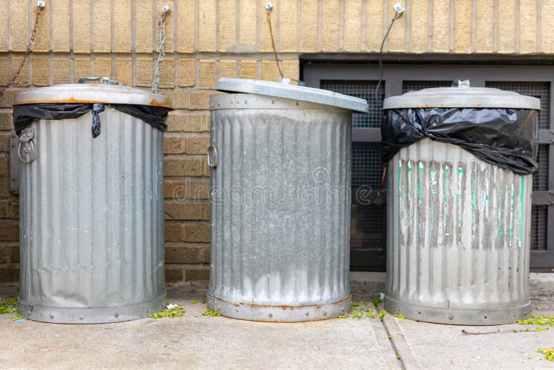 https://thumbs.dreamstime.com/b/three-metal-trash-cans-outside-front-brick-residential-building-astoria-queens-new-york-row-three-metal-trash-cans-189041587.jpg