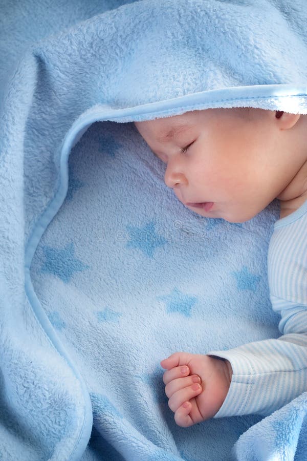 Three month old baby sleeping on blue blanket royalty free stock photography Three month old baby sleeping on blue blanket royalty free stock photography