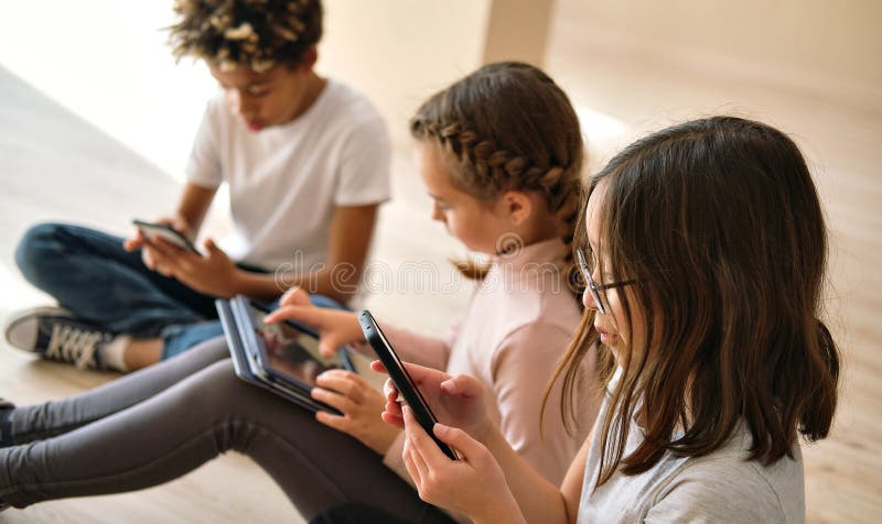 https://thumbs.dreamstime.com/b/three-multiethnic-little-kids-sit-indoor-using-digital-gadgets-three-multi-ethnic-african-caucasian-korean-little-kids-sit-209263311.jpg