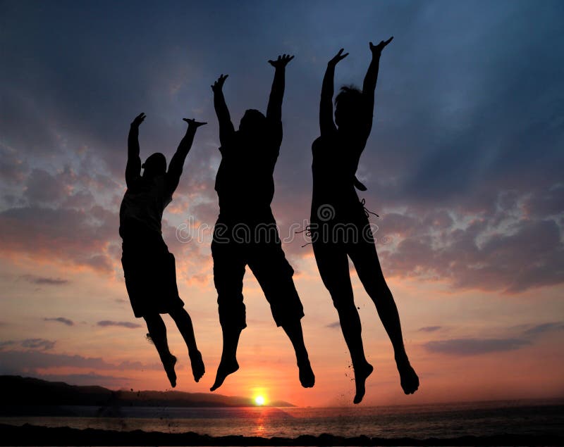 Drei Menschen Silhouetten springen auf den Strand.