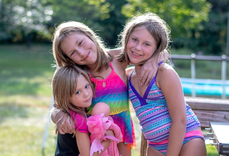 https://thumbs.dreamstime.com/b/three-sisters-pose-together-outdoors-three-young-sisters-pose-together-swim-suits-as-play-outdoors-hot-summers-day-198612860.jpg