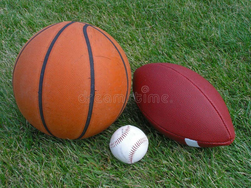 Un campo da basket, calcio e baseball, sull'erba.