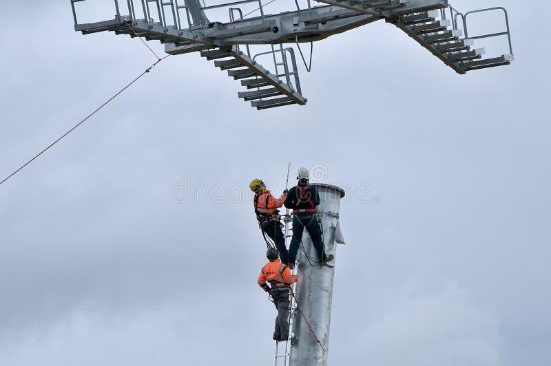 Three thumping assemblers under the helicopter