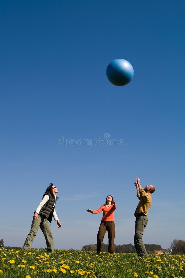 Tres joven el gran esfera sobre el primavera prado.