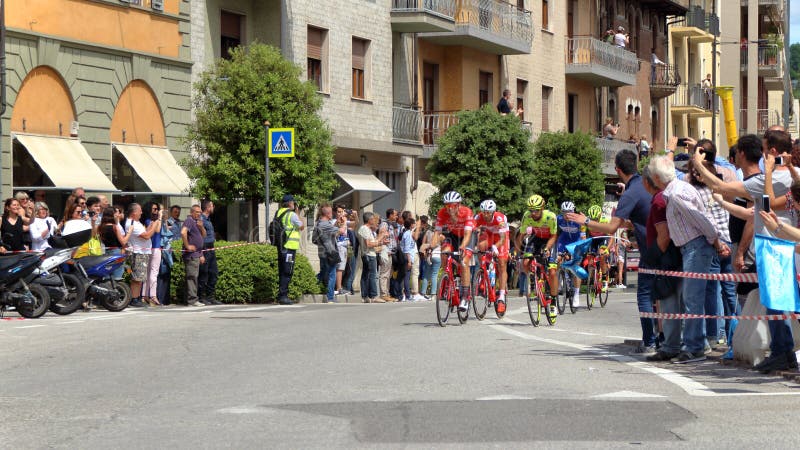 18 Thstadium des 101 ° Autogiro d ` Italien von 05 2 201 201, um ungefähr 15 die Radfahrer kreuzen Marktplatz Michele Ferrero-Ma lizenzfreie stockfotografie 18 Thstadium des 101 ° Autogiro d ` Italien von 05 2 201 201, um ungefähr 15 die Radfahrer kreuzen Marktplatz Michele Ferrero-Ma lizenzfreie stockfotografie