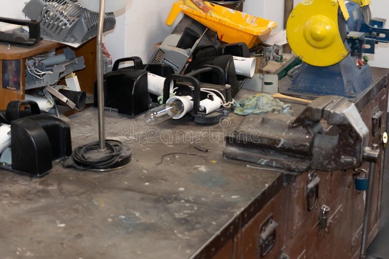 Thuisreparatiewerkplaats met tabel royalty-vrije stock fotografie