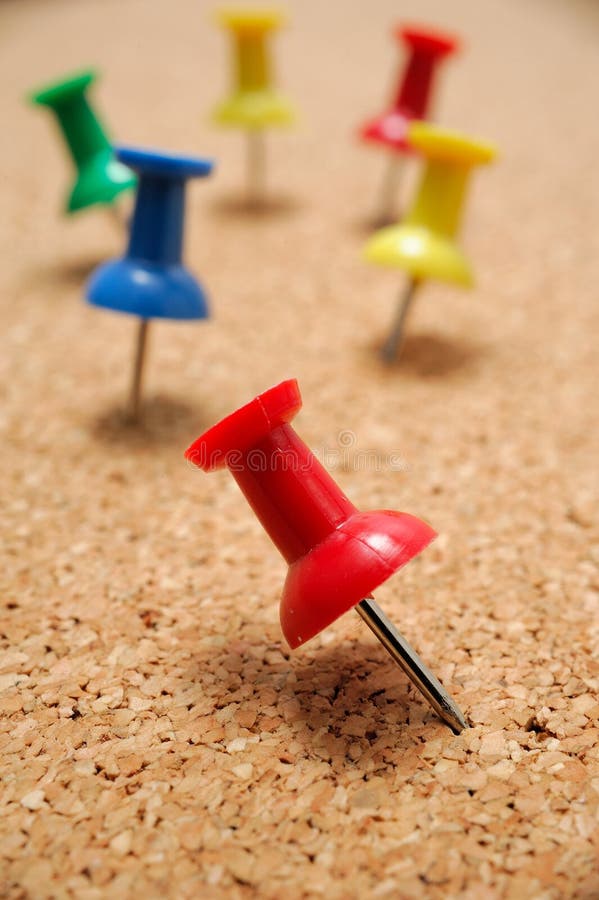Thumbtacks auf Korkenvorstand stockbilder Thumbtacks auf Korkenvorstand stockbilder