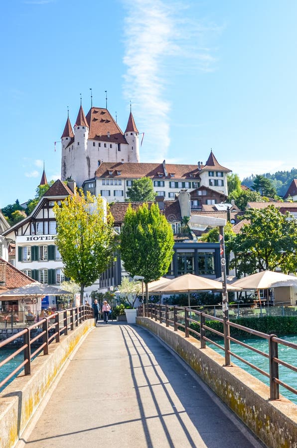 Thun, Svizzera - 8 agosto 2019: Straordinaria visione della città storica di Thun Situato non lontano dalle Alpi svizzere nella r fotografia stock Thun, Svizzera - 8 agosto 2019: Straordinaria visione della città storica di Thun Situato non lontano dalle Alpi svizzere nella r fotografia stock