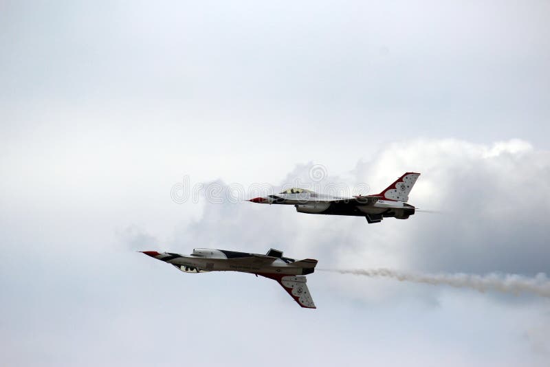 Thunderbirds för USA-flygvapen i nära bildande royaltyfri foto Thunderbirds för USA-flygvapen i nära bildande royaltyfri foto