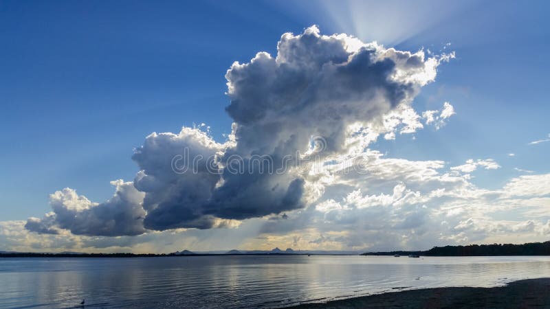 Thundercloud πέρα από τη μετάβαση ελαφροπετρών από το νησί Bribie στο Queensland Αυστραλία που κοιτάζει πέρα από το νερό προς το στοκ φωτογραφία με δικαίωμα ελεύθερης χρήσης Thundercloud πέρα από τη μετάβαση ελαφροπετρών από το νησί Bribie στο Queensland Αυστραλία που κοιτάζει πέρα από το νερό προς το στοκ φωτογραφία με δικαίωμα ελεύθερης χρήσης