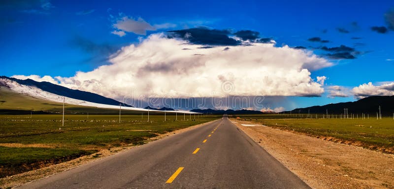 Tormenta nubes a través de carreteras.