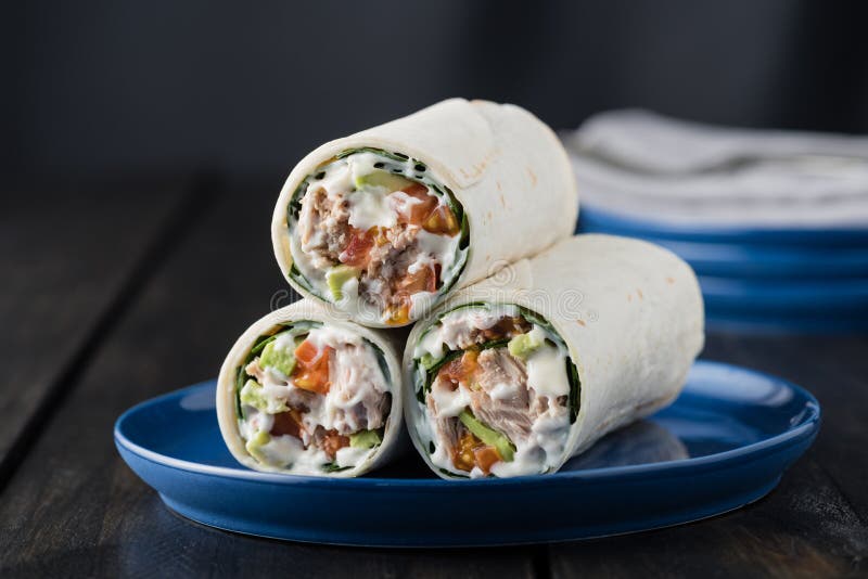 Thunfisch Burritos Mit Avocadotomate Und -mayonnaise Stockbild - Bild ...