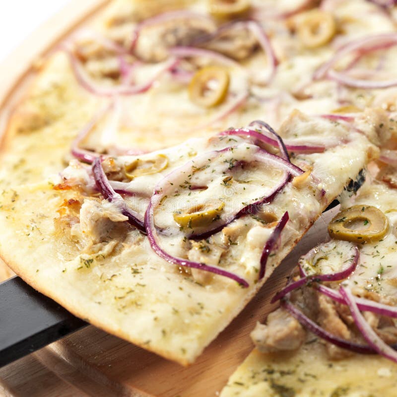 Thunfischpizza stockfoto. Bild von gebacken, schmieröl - 51857626