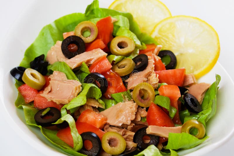 Thunfischsalat Mit Oliven Und Tomate Stockbild - Bild von gemüse ...