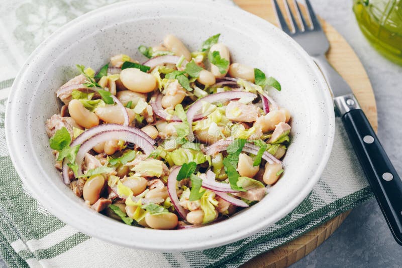 Salat Mit Weißen Bohnen, Thunfisch, Oliven, Roten Zwiebeln Und ...