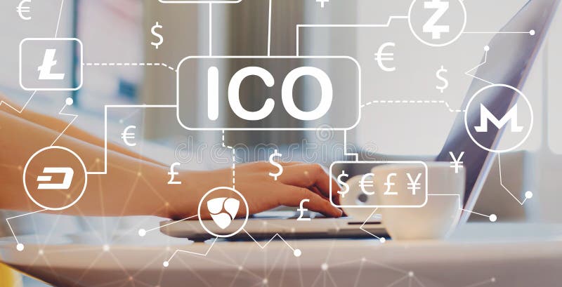Thème de Cryptocurrency ICO avec la femme à l'aide d'un ordinateur portable photos stock Thème de Cryptocurrency ICO avec la femme à l'aide d'un ordinateur portable photos stock