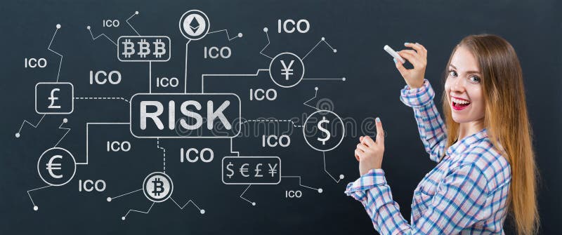 Thème de risque de Cryptocurrency avec la jeune femme photographie stock libre de droits Thème de risque de Cryptocurrency avec la jeune femme photographie stock libre de droits