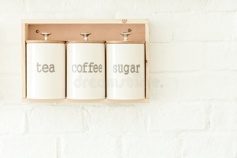 Thé, café, décoration de pot de sucre accrochant sur le mur blanc Nourriture photo stock Thé, café, décoration de pot de sucre accrochant sur le mur blanc Nourriture photo stock