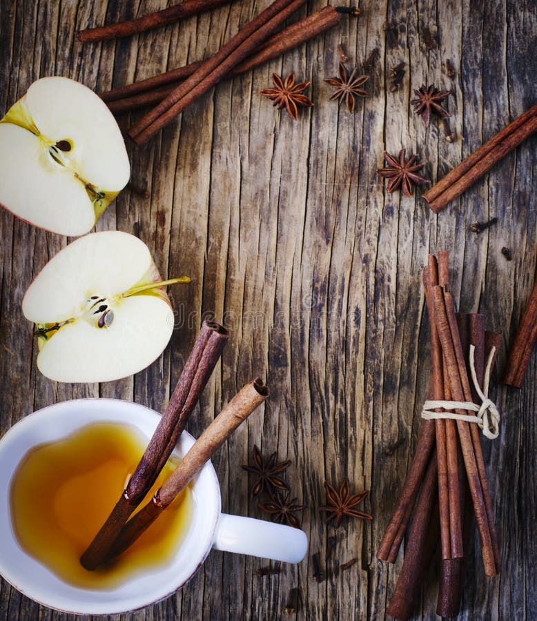 Thé chaud de pomme de boissons, sider, poinçon avec le bâton de cannelle, anis d'étoile et clou de girofle Boisson chauff?e saiso photo libre de droits Thé chaud de pomme de boissons, sider, poinçon avec le bâton de cannelle, anis d'étoile et clou de girofle Boisson chauff?e saiso photo libre de droits