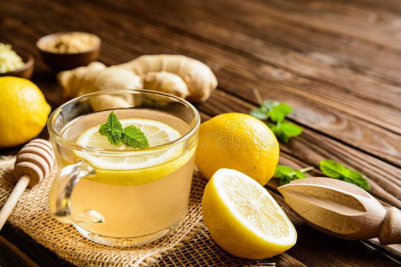 Thé de racine de gingembre avec le citron, le miel et la menthe photos stock Thé de racine de gingembre avec le citron, le miel et la menthe photos stock
