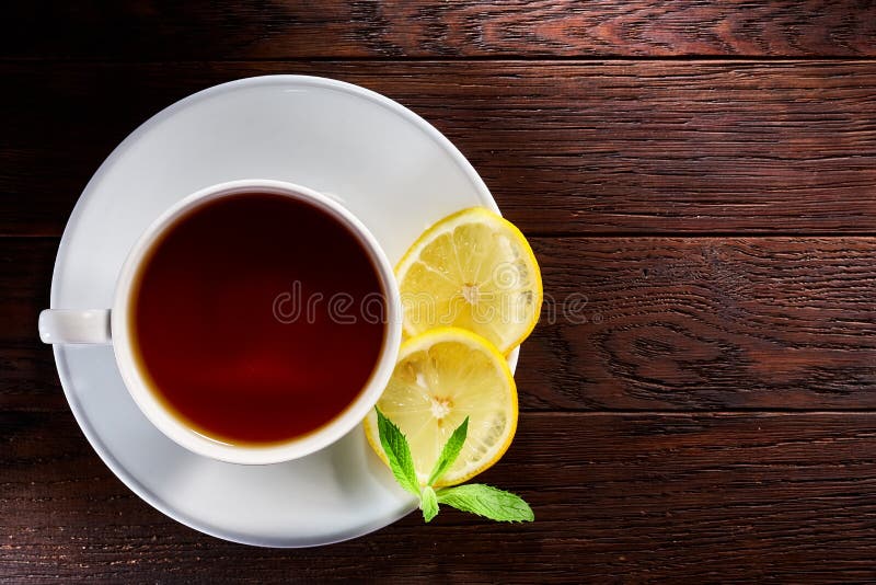 Thé gris de comte chaud avec la vue supérieure de tranche de citron sur la table en bois. Thé gris de comte chaud avec la vue supérieure de tranche de citron sur le fond en bois de table