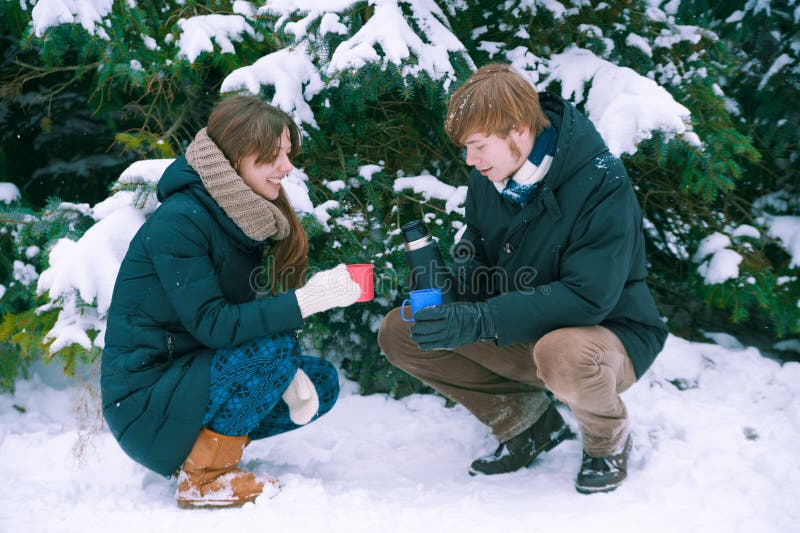 Thé potable de couples en hiver photographie stock Thé potable de couples en hiver photographie stock