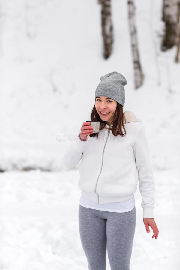 Thé potable de femme d'un thermos images stock Thé potable de femme d'un thermos images stock