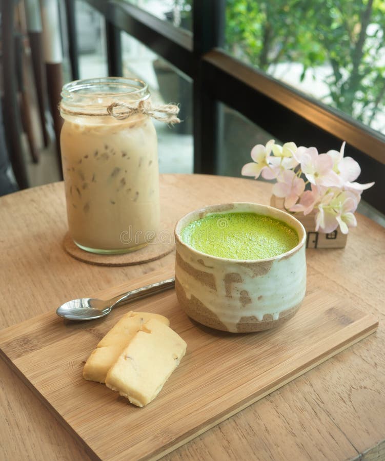 Thé vert et biscuit de Matcha sur le plateau en bois images libres de droits Thé vert et biscuit de Matcha sur le plateau en bois images libres de droits