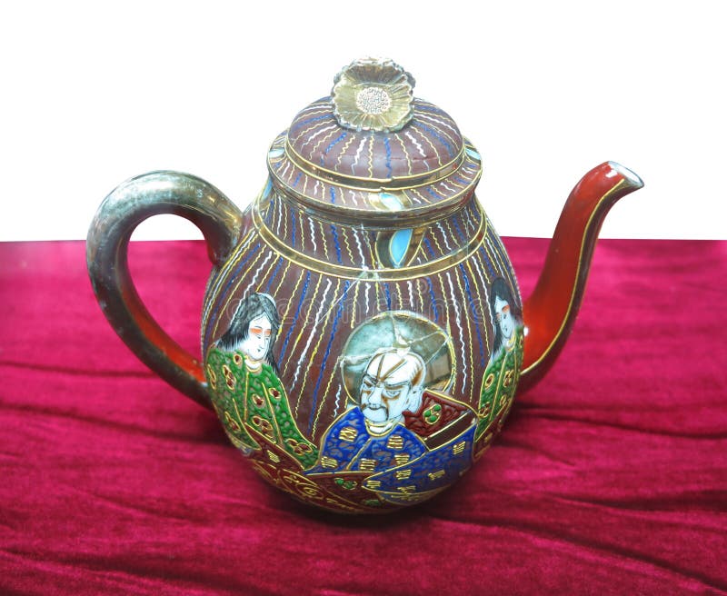 Théière en céramique chinoise colorée antique décorée sur le rouge image libre de droits Théière en céramique chinoise colorée antique décorée sur le rouge image libre de droits
