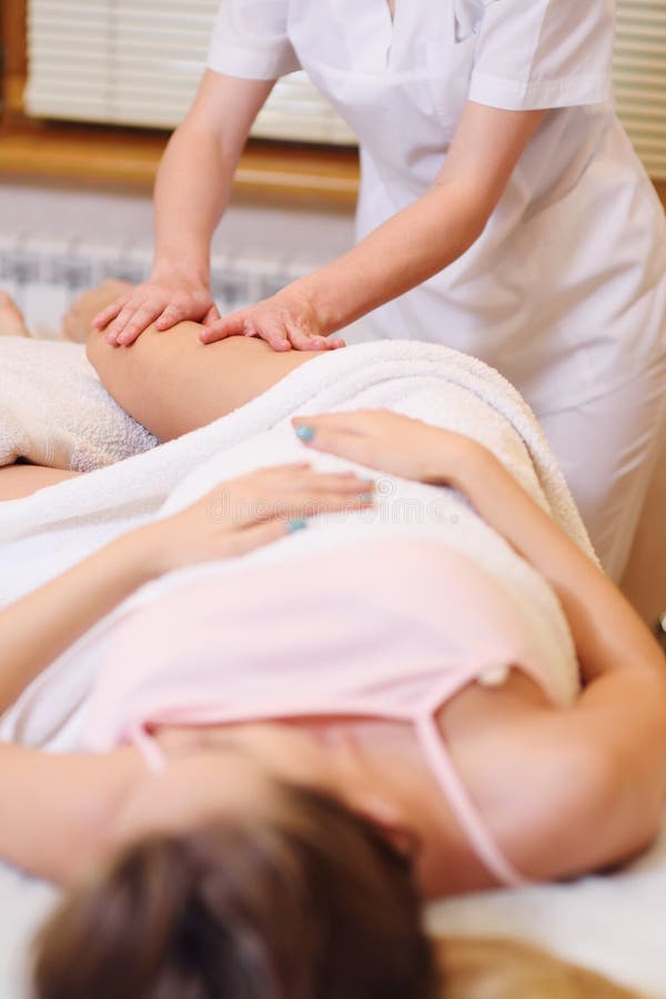 Thérapeute de massage faisant le massage de pied images stock Thérapeute de massage faisant le massage de pied images stock