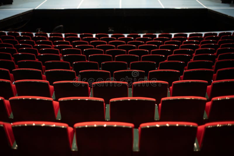 Théâtre vide avec chaises rouges image stock