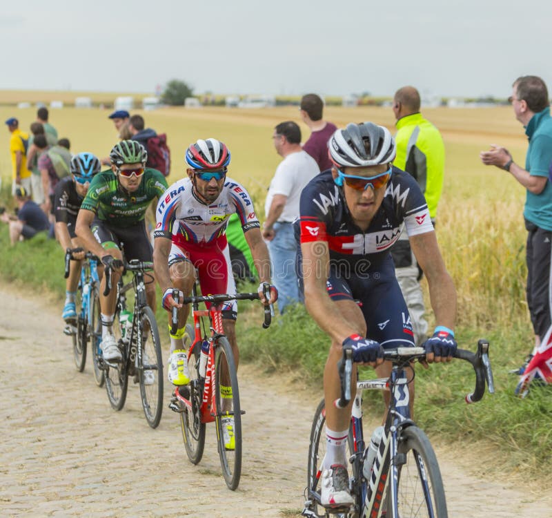 Tiago Machado Riding på en kullerstenväg - Tour de France 2015 arkivbild